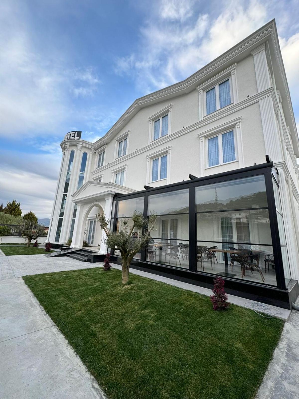 Reign Hotel Vorë Exterior foto
